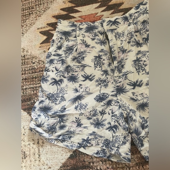 Abercrombie & Fitch Floral Print Shorts. Size M. - Picture 4 of 8